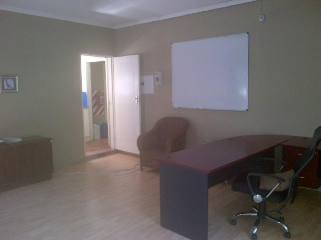 450 m² Office in Rustenburg Centra... CL6996 Just Property