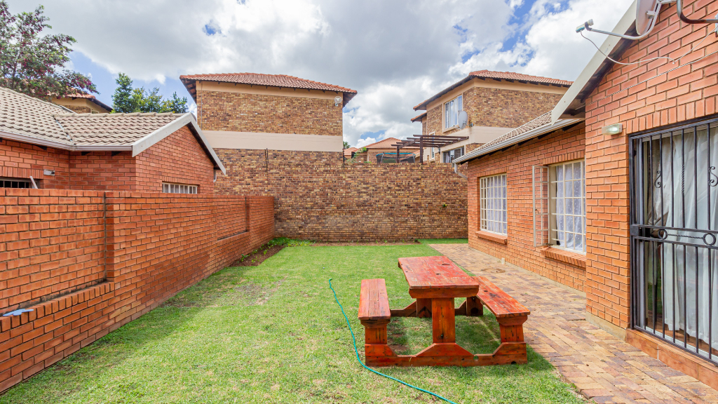 3 Bedroom Townhouse in Kyalami Hill... RL918083 Just Property