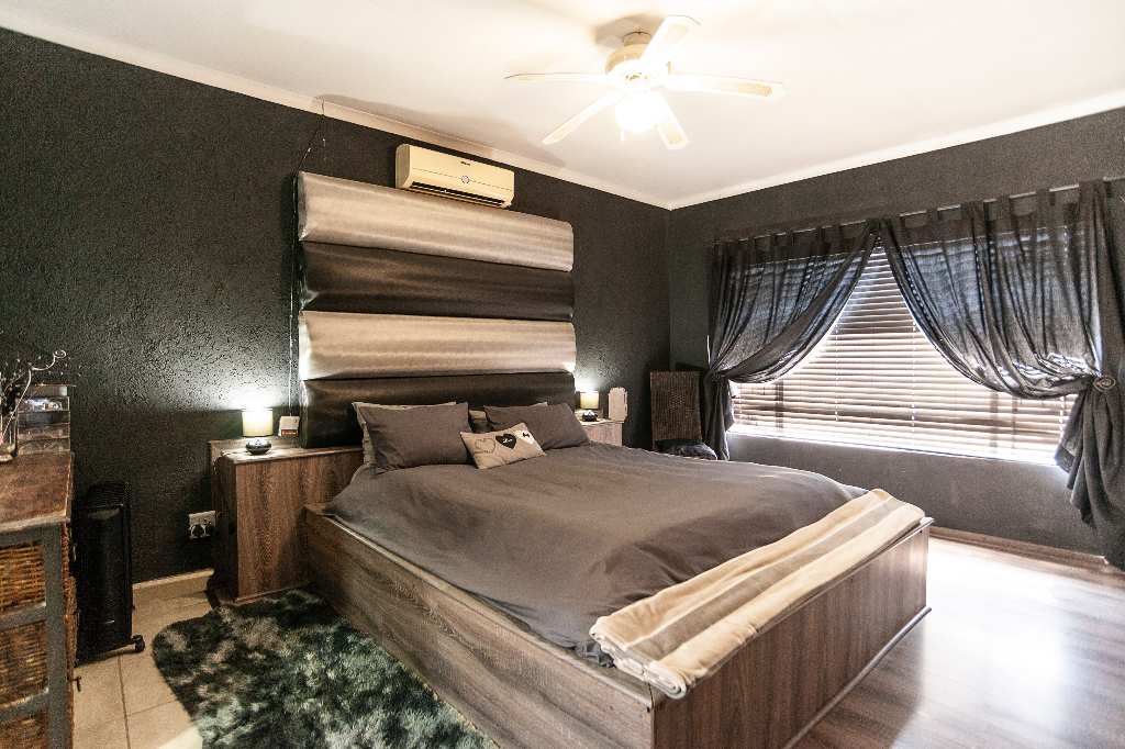 4 Bedroom House in Bergsig, Heidelb... RL919987 Just Property